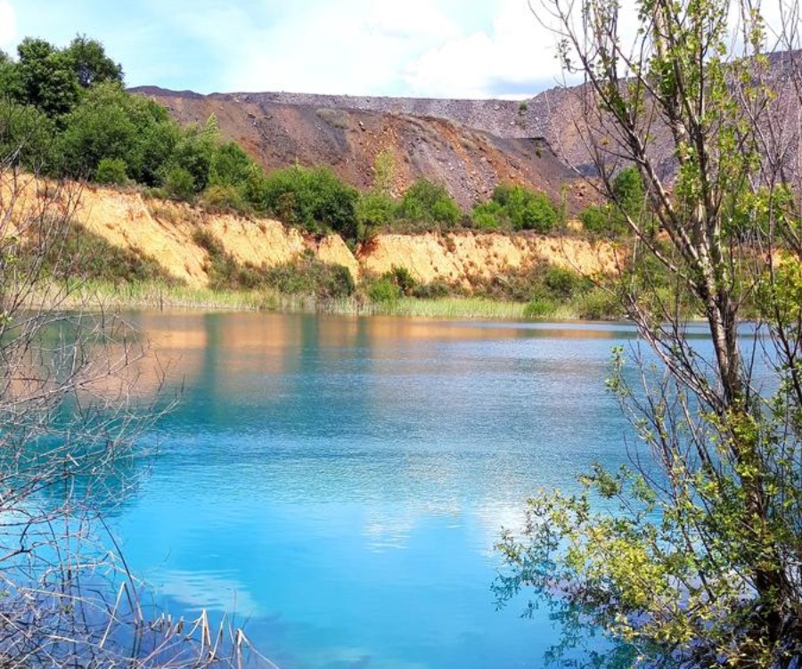 El lago azul turquesa desconocido de Fabero
